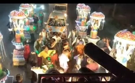 शहर के बारात में डीजे के धुन पर नाचते लोग। संवाद