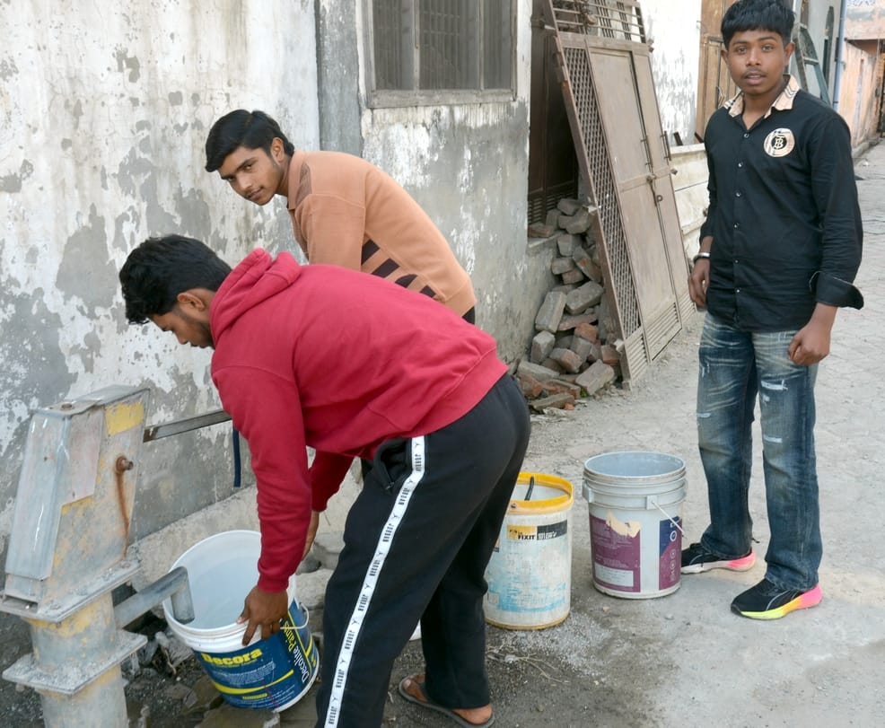 शामली में दिल्ली रोड पर पानी के पाइप को ठीक करते नगर पालिका कर्मचारी । संवाद
