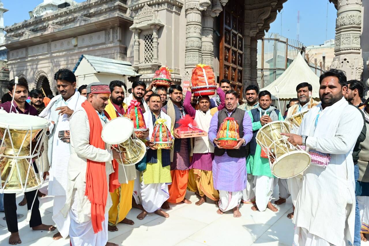 श्रीकाशी विश्वनाथ धाम में मथुरा से आई शगुन का सामग्री। स्रोत मंदिर प्रशासन श्रीकाशी विश्वनाथ धाम में मथुरा से आई शगुन का सामग्री। स्रोत मंदिर प्रशासन