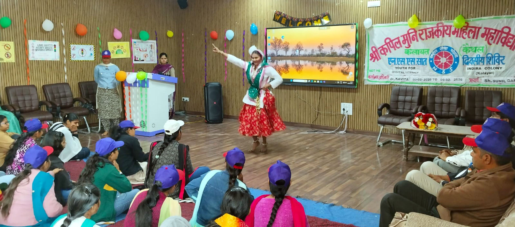 10केएलटी2: शिविर के समापन पर छात्राओं में प्रमाण पत्र वितरित करते मुख्यातिथि
