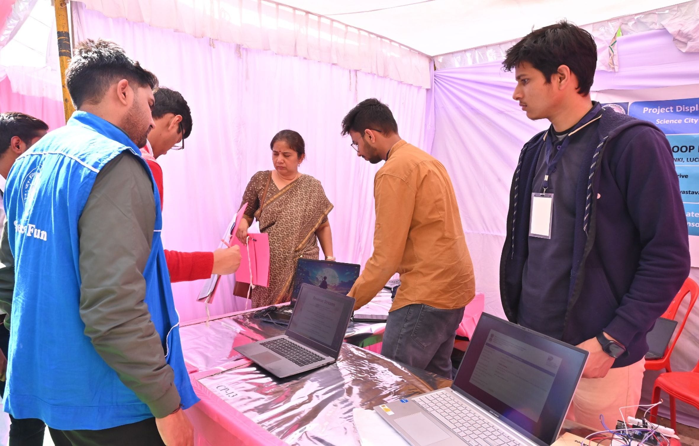 आंचलिक विज्ञान नगरी अलीगंज में मंगलवार को नवाचार फेस्टिवल का शुभारंभ हुआ। आंचलिक विज्ञान नगरी अलीगंज में मंगलवार को नवाचार फेस्टिवल का शुभारंभ हुआ।
