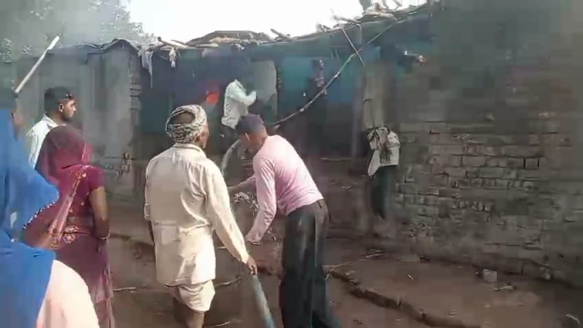 आग बुझाते ग्रामीण