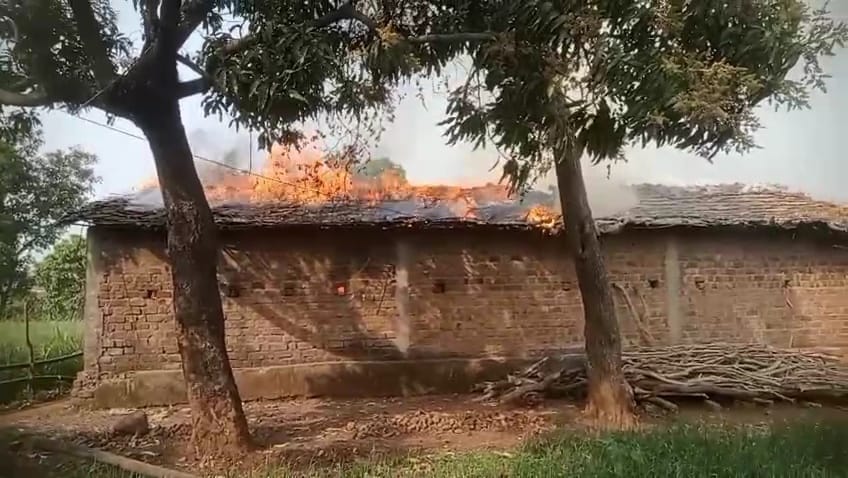 आग बुझाते ग्रामीण