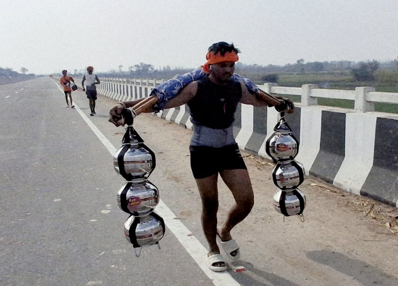 अफजलगढ़-भूतपुरी मार्ग से कांवड लेकर जाते शिवभक्त। संवाद अफजलगढ़-भूतपुरी मार्ग से कांवड लेकर जाते शिवभक्त। संवाद