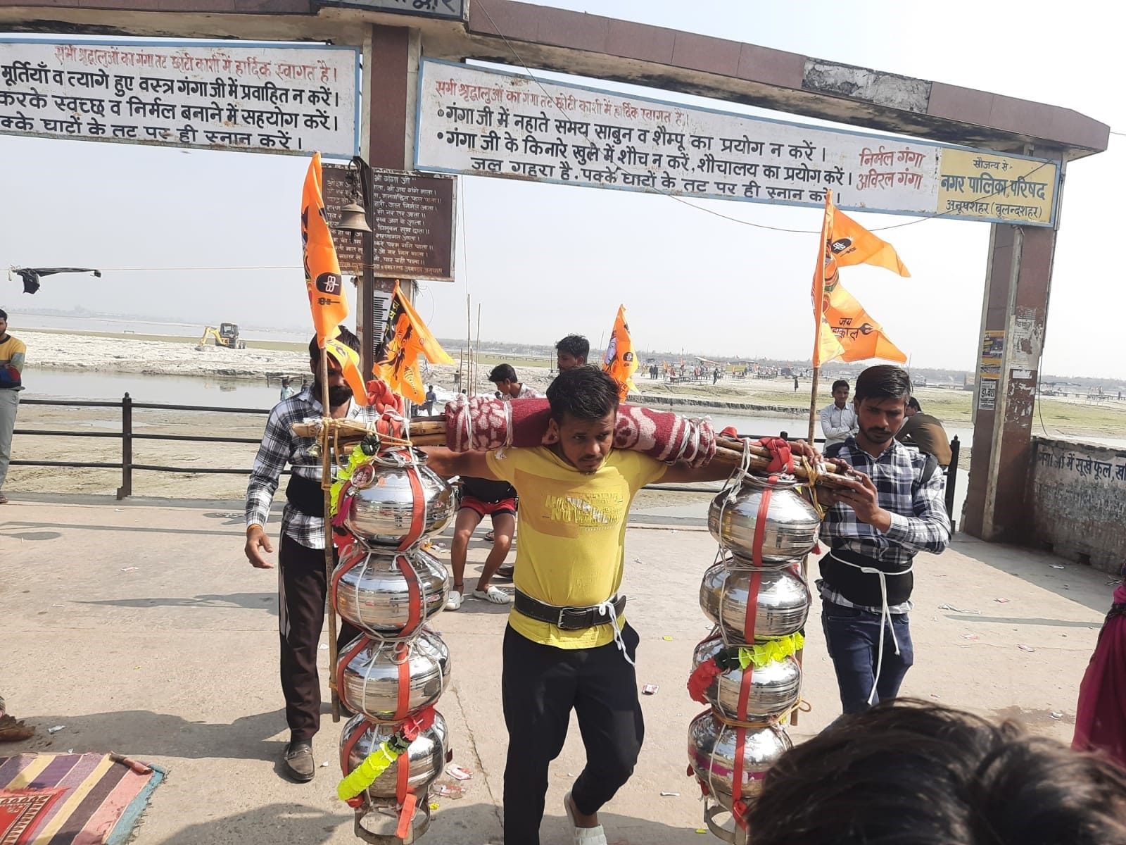 अनूपशहर से कांवड़ लेकर रवाना होते शिवभक्त। संवाद