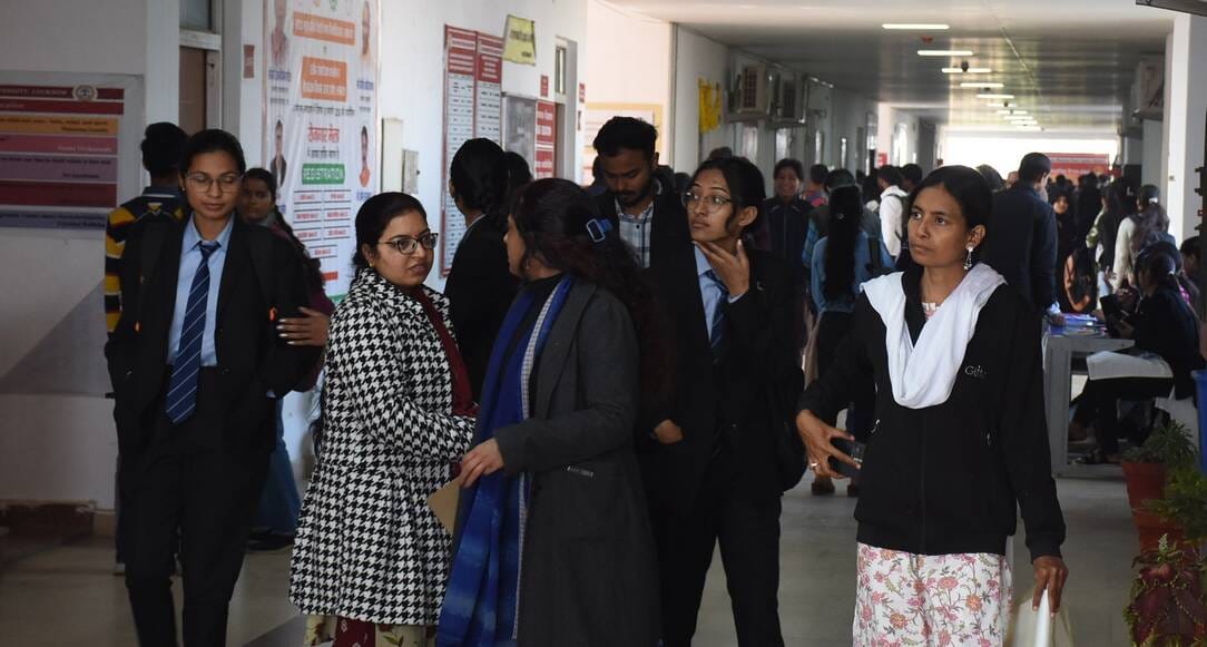 भाषा विश्वविद्यालय में मंगलवार को लगे रोजगार मेला में आए युवा।  -संवाद