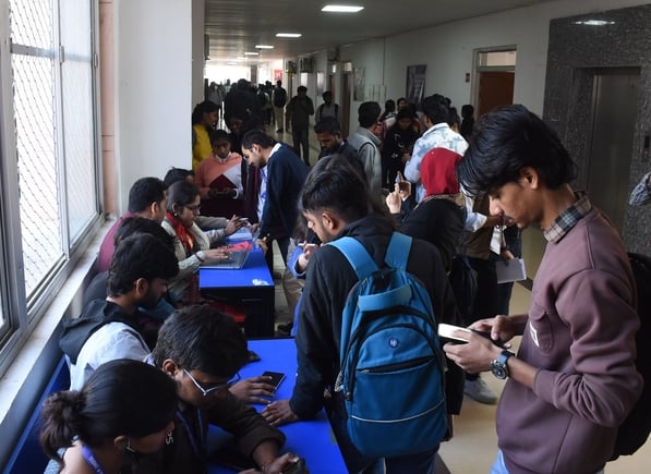 भाषा विश्वविद्यालय में मंगलवार को लगे रोजगार मेला में आए युवा।  -संवाद
