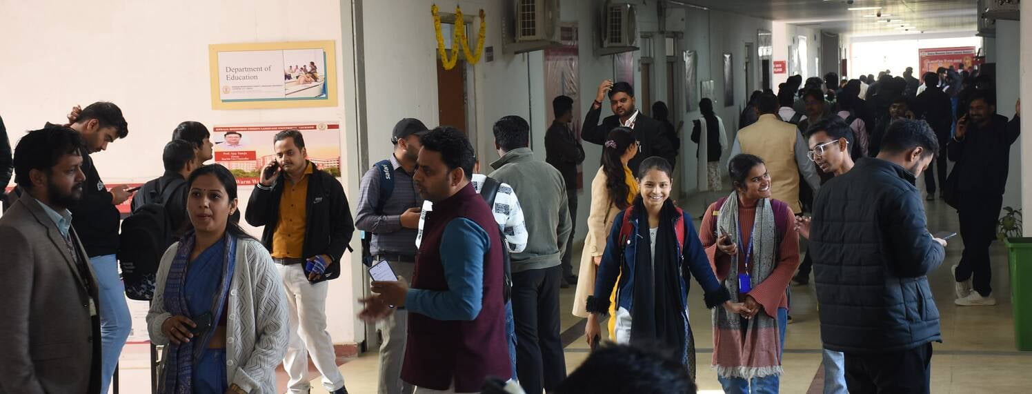 भाषा विश्वविद्यालय में मंगलवार को लगे रोजगार मेला में आए युवा।  -संवाद