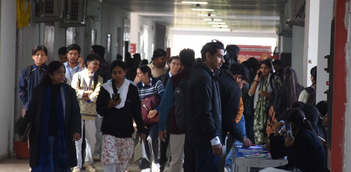 भाषा विश्वविद्यालय में मंगलवार को लगे रोजगार मेला में आए युवा।  -संवाद