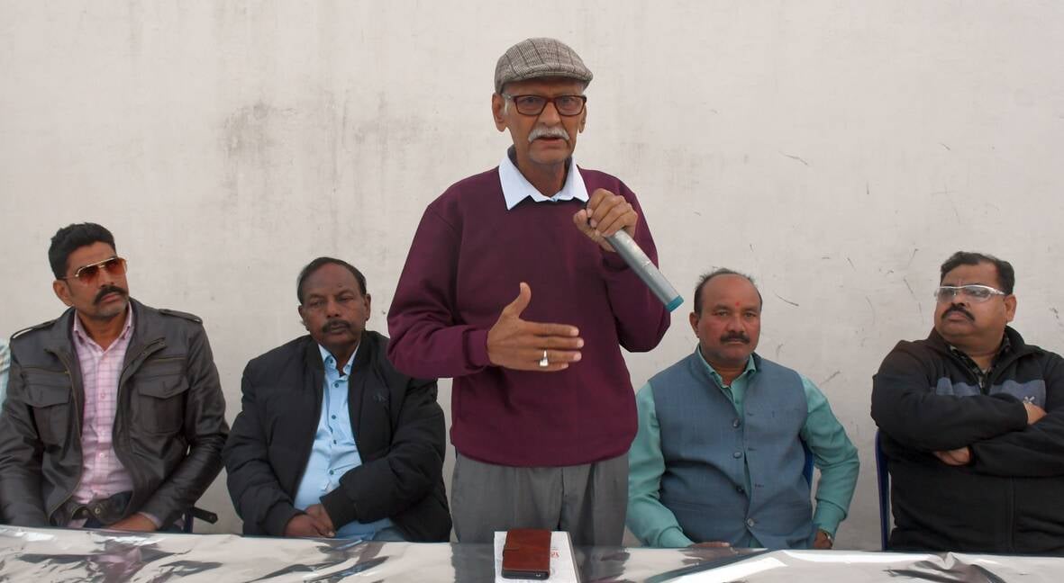 बैठक में मौजूद संगठन के पदाधिकारी और पतंगबाजी से जुड़े लोग। 