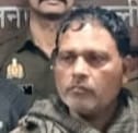 चीनी मांझे के साथ पकड़ा गया आरोपी दुकानदार सुनील । पुलिस