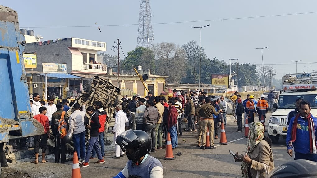 एनएच 34 स्थित सलारपुर गांव में डंपर की साइड लगने से डिवाइडर पर पलटी दूध की केन से लदी गाड़ी और 