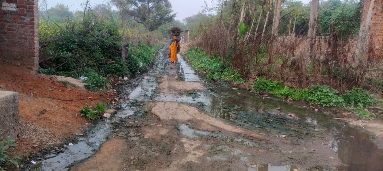 फोटो 10 एमएएचपी 10 परिचय-श्रीनगर की इस बस्ती में नहीं डाली गई पाइपलाइन। संवाद फोटो 10 एमएएचपी 10 परिचय-श्रीनगर की इस बस्ती में नहीं डाली गई पाइपलाइन। संवाद