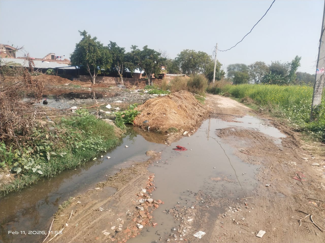 फोटो-10-गली में भरे गंदे पानी के बीच से निकलते लोग। संवाद फोटो-10-गली में भरे गंदे पानी के बीच से निकलते लोग। संवाद
