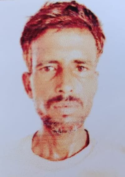 फोटो-11- गांव में मृतक के घर के बाहर लगी ग्रामीणों की भीड़। संवाद फोटो-11- गांव में मृतक के घर के बाहर लगी ग्रामीणों की भीड़। संवाद