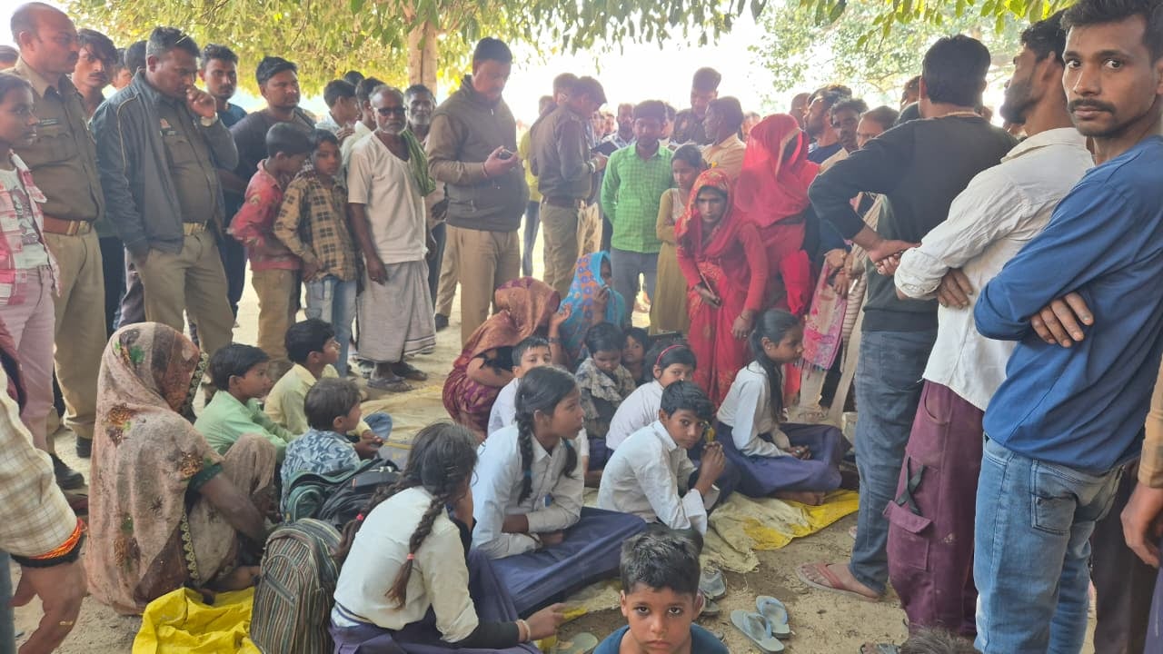फोटो-16 गांव मोहद्दीनपुर में एक साथ 150 से अधिक बच्चे बीमार होने के बाद पसरा सन्नाटा। संवाद फोटो-16 गांव मोहद्दीनपुर में एक साथ 150 से अधिक बच्चे बीमार होने के बाद पसरा सन्नाटा। संवाद