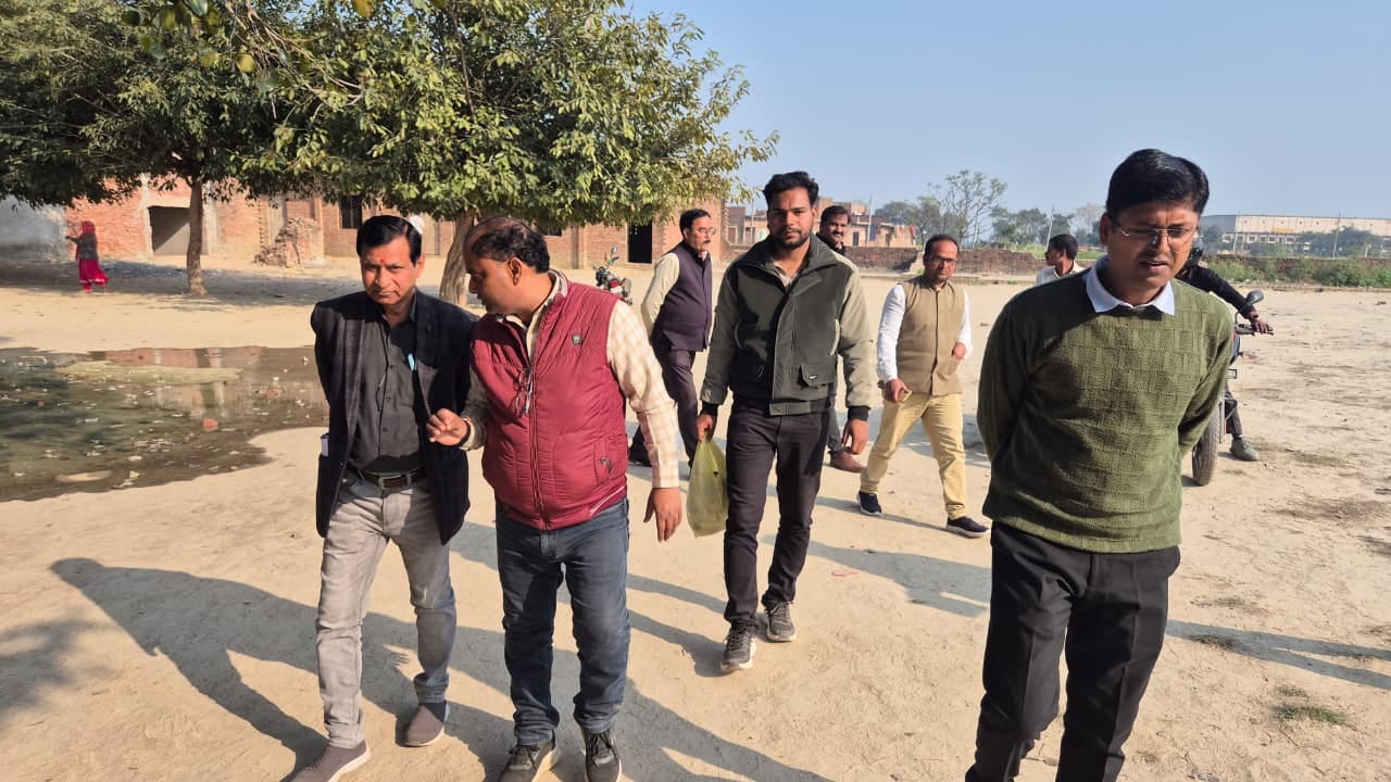 फोटो-16 लोहिया अस्पताल में एंबुलेंस से उतारे जा रहे बीमार बच्चे। संवाद