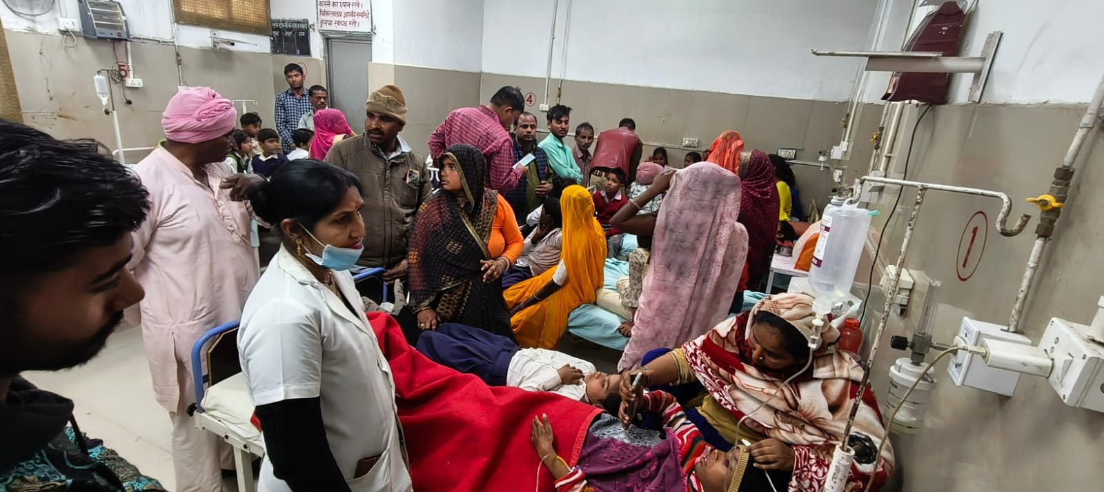 फोटो-25 कमालगंज सीएचसी में छात्र का हाल लेते सीएमओ, बीएसए। संवाद फोटो-25 कमालगंज सीएचसी में छात्र का हाल लेते सीएमओ, बीएसए। संवाद