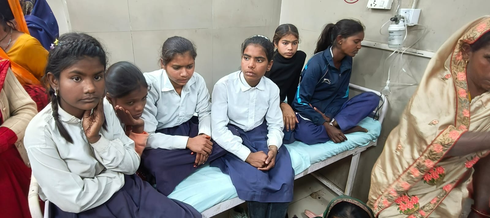 फोटो-25 कमालगंज सीएचसी में छात्र का हाल लेते सीएमओ, बीएसए। संवाद फोटो-25 कमालगंज सीएचसी में छात्र का हाल लेते सीएमओ, बीएसए। संवाद