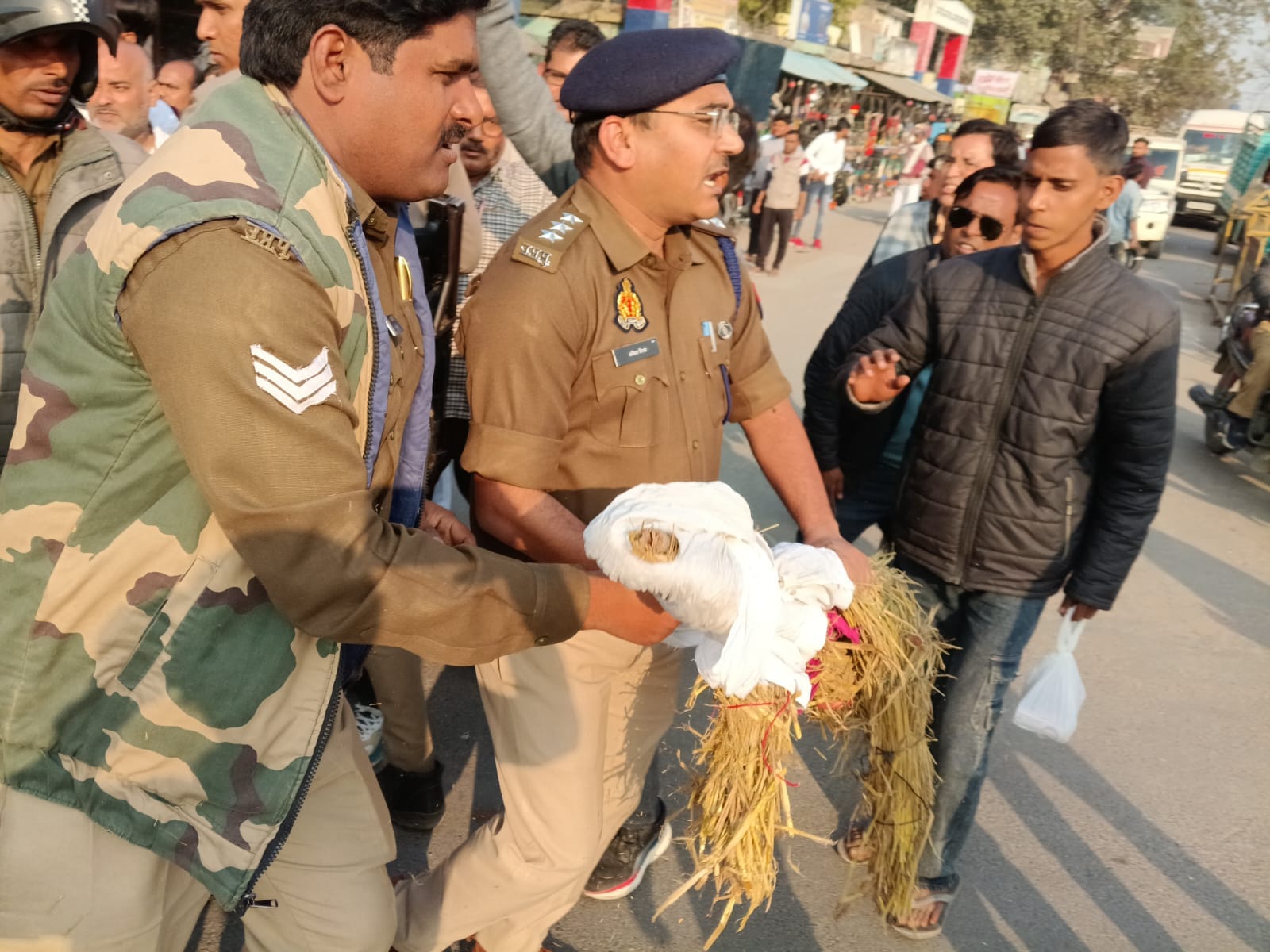 फोटो 31:शहर कोतवाली के गेट पर मौजूद शिक्षक नेता। संवाद