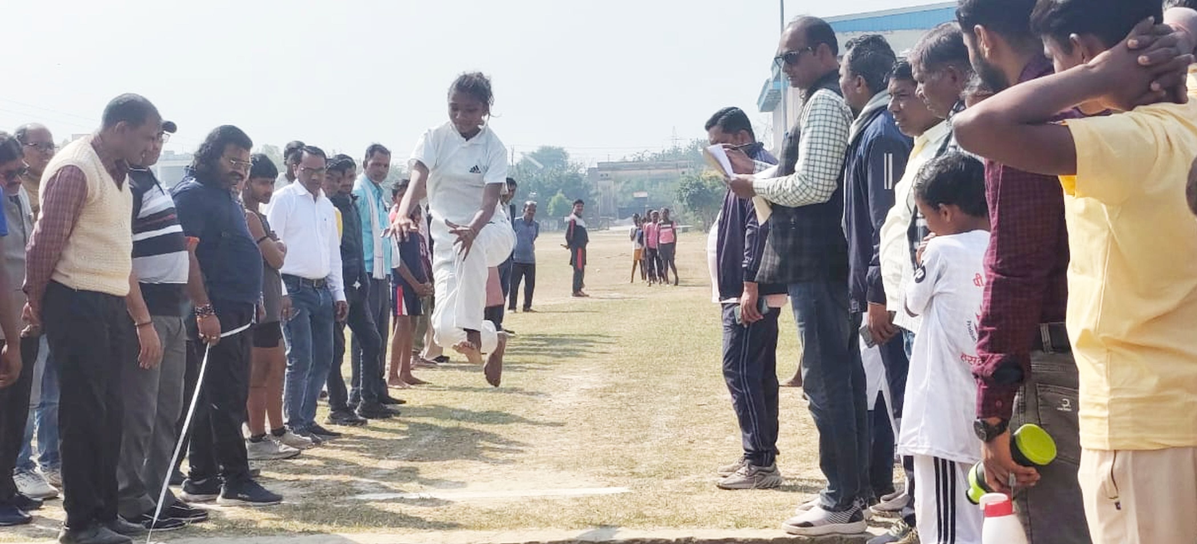 फोटो-39-लंबी कूद प्रतियोगिता में प्रतिभाग करती छात्रा। स्रोत शिक्षक फोटो-39-लंबी कूद प्रतियोगिता में प्रतिभाग करती छात्रा। स्रोत शिक्षक