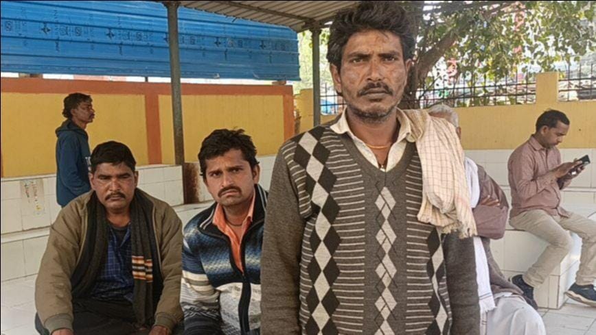 फोटो-4- पेट्रोलपंप की दीवार में टकराने से क्षतिग्रस्त हुई कार। संवाद फोटो-4- पेट्रोलपंप की दीवार में टकराने से क्षतिग्रस्त हुई कार। संवाद