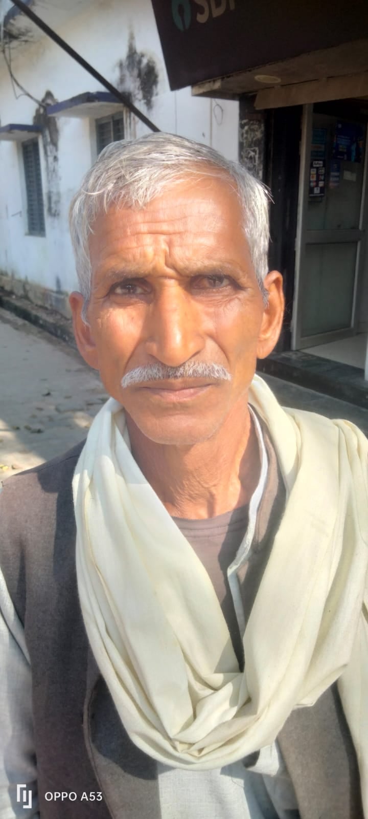 फोटो10एचएएमपी 14- बैंक परिसर में बैठे खाता धारक। संवाद