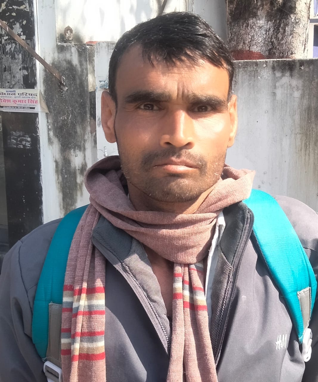 फोटो10एचएएमपी 14- बैंक परिसर में बैठे खाता धारक। संवाद