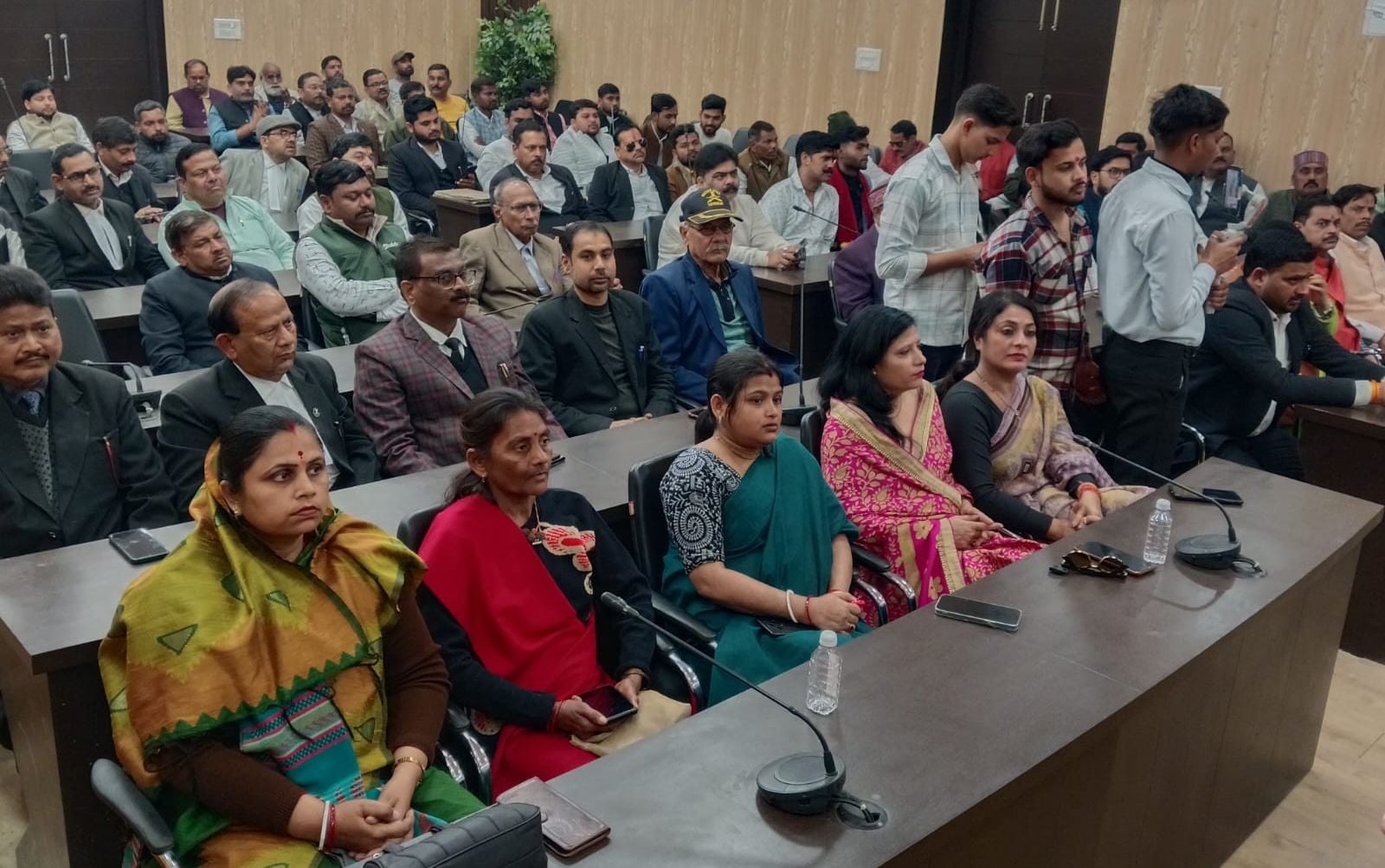 फोटो=32-गोष्ठी में बोलते भाजपा के क्षेत्रीय अध्यक्ष कमलेश मिश्रा व मंच पर मौजूद पदाधिकारी। स्र