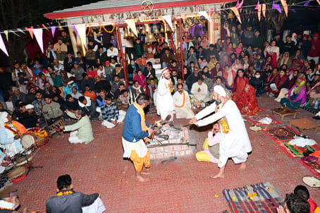 हल्द्वानी पर्वतीय सांस्कृतिक उत्थान मंच में स्थित गोल्ज्यू मन्दिर में लगी जागर में नाचते देवता।