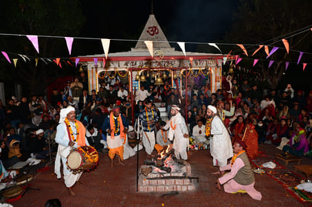 हल्द्वानी पर्वतीय सांस्कृतिक उत्थान मंच में स्थित गोल्ज्यू मन्दिर में लगी जागर में नाचते देवता।