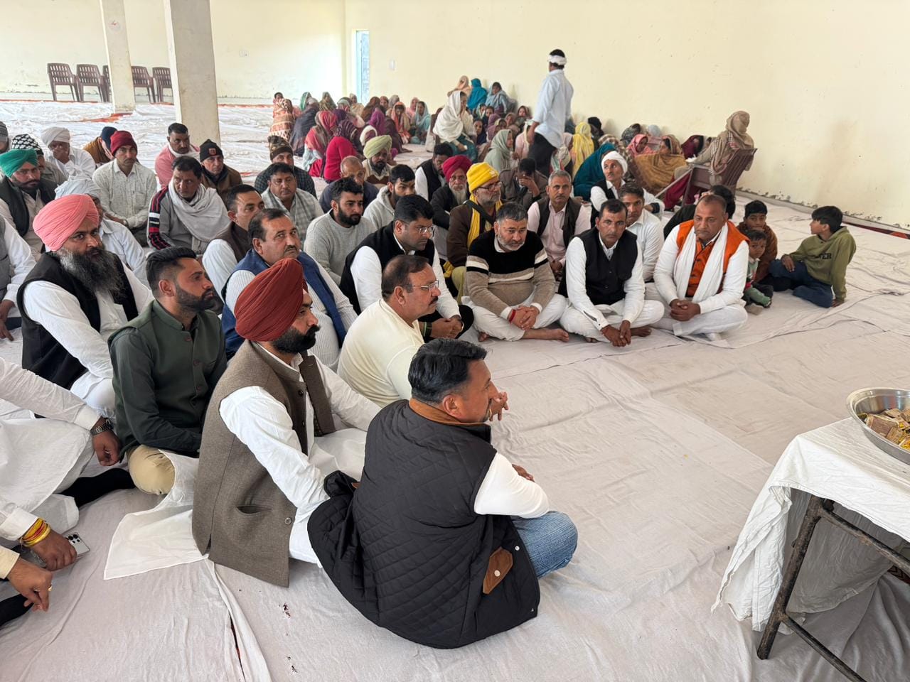 इस्माईलाबाद। गांव जलबेहडा में आयोजित शोक सभा में शोक व्यक्त करते हुए पूर्व उपमुख्यमंत्री दुष्यं