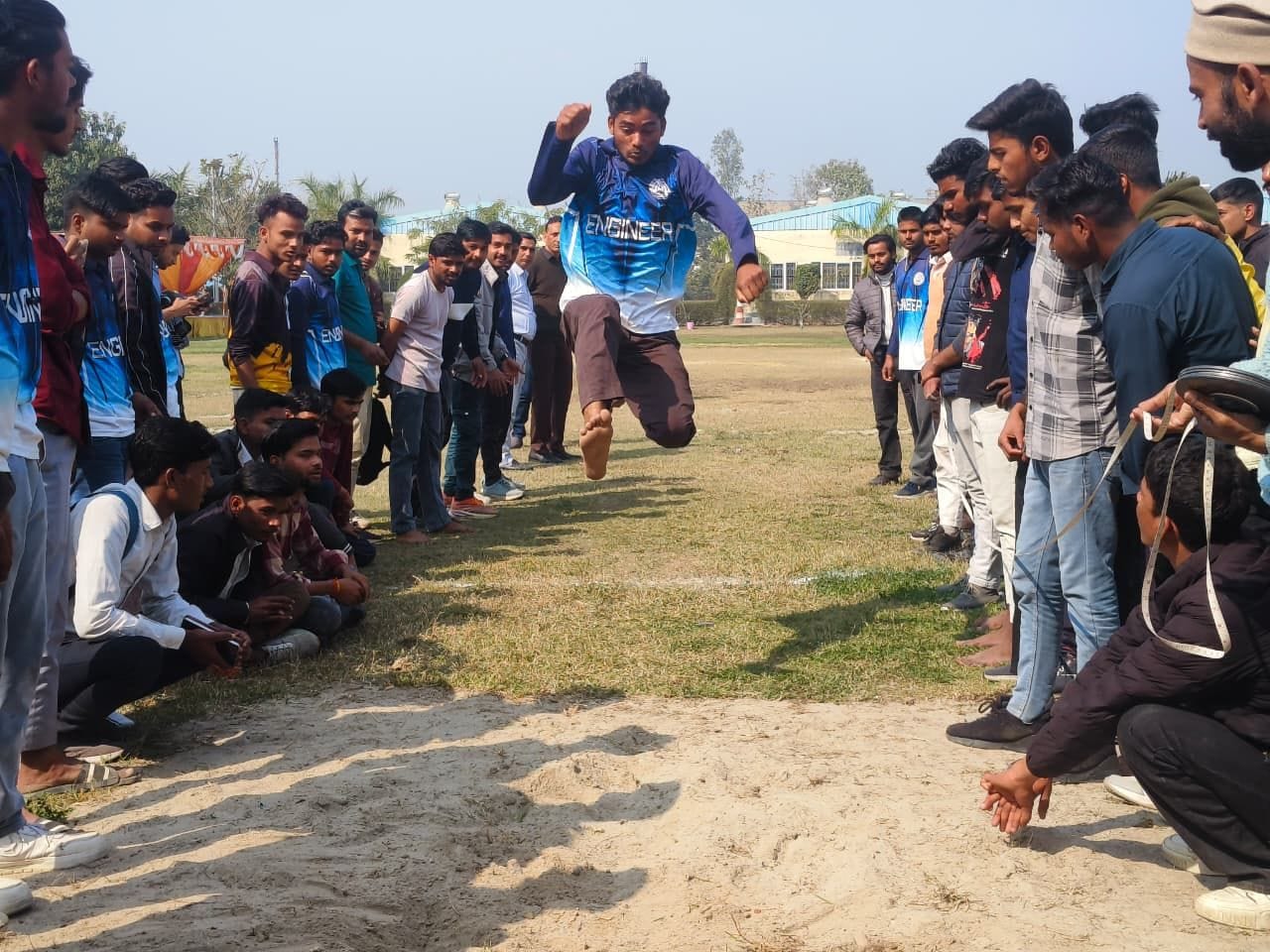 इंटीग्रल विश्वविद्यालय में खेलकूद के समापन पर विजेताओं को पुरस्कृत करतीं बीएसए दिव्या गुप्ता। स इंटीग्रल विश्वविद्यालय में खेलकूद के समापन पर विजेताओं को पुरस्कृत करतीं बीएसए दिव्या गुप्ता। स
