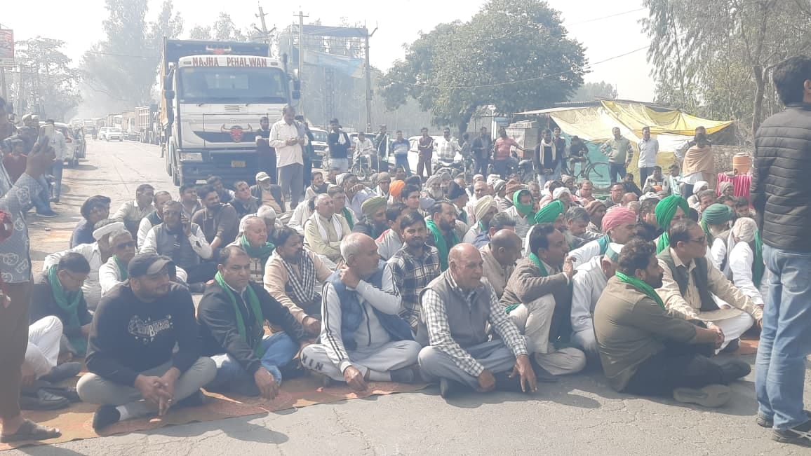 जाम के दौरान किसानों से बात करते जगाधरी एसडीएम। संवाद