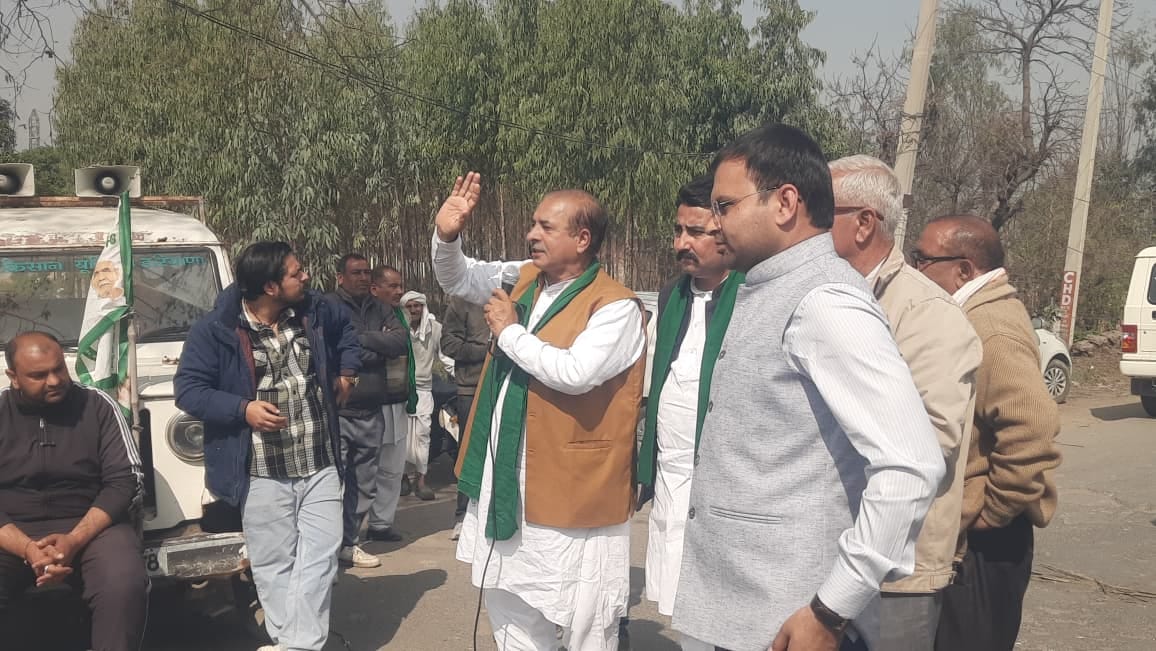 जाम के दौरान किसानों से बात करते जगाधरी एसडीएम। संवाद