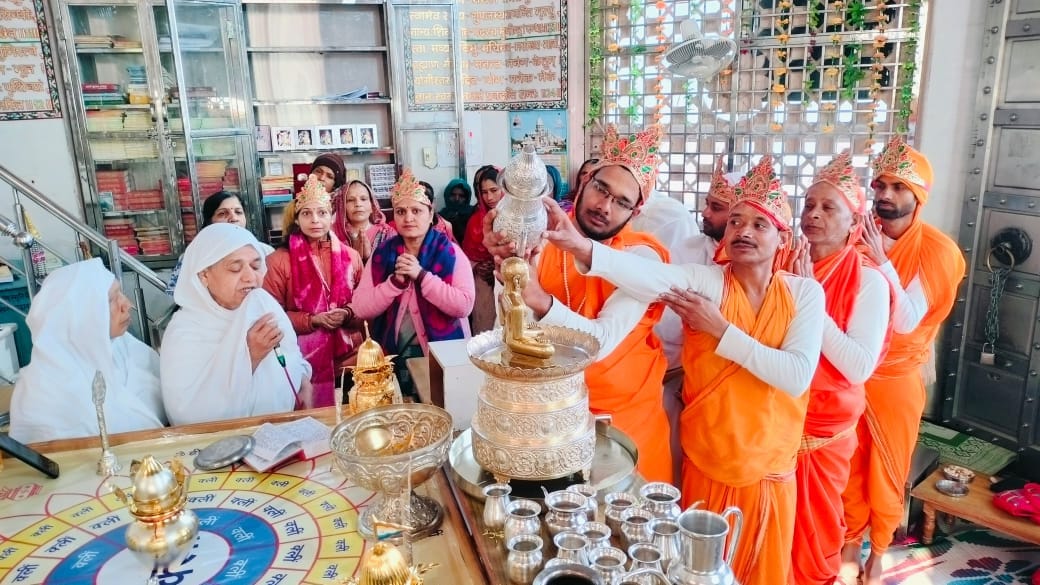 कैलाश पर्वत मंदिर पर चल रहे भक्तांबर विधान पाठ में पूजा अर्चना करते श्रद्धालु स्रोत मंदिर