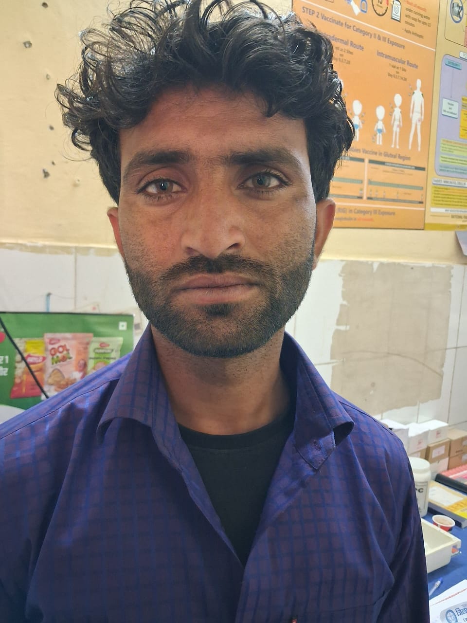 कुत्ते के काटने पर मेडिकल कॉलेज में एंटी रेबीज लगवाते लोग।संवाद कुत्ते के काटने पर मेडिकल कॉलेज में एंटी रेबीज लगवाते लोग।संवाद