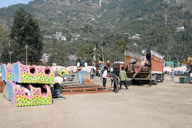 मंडी में अंतरराष्ट्रीय महाशिरात्रि महोत्सव के लिए पड्डल मैदान में झूले लगाने के लिए सामान पहुं मंडी में अंतरराष्ट्रीय महाशिरात्रि महोत्सव के लिए पड्डल मैदान में झूले लगाने के लिए सामान पहुं