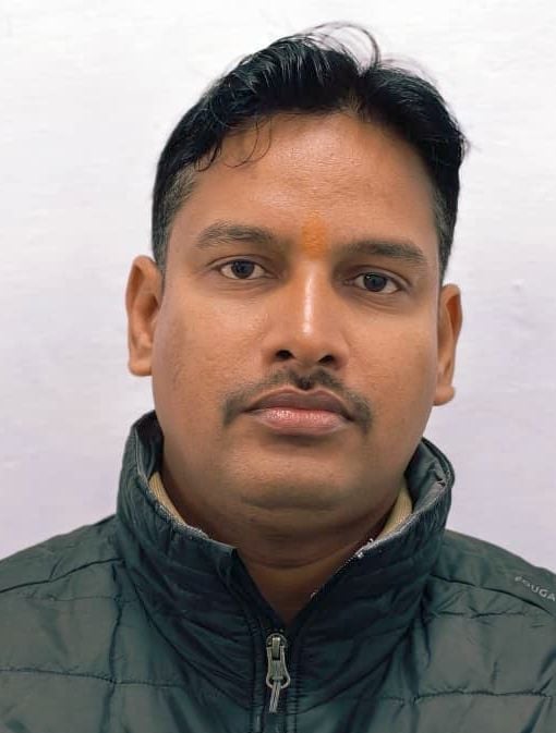 मेडिकल कॉलेज के नेत्र विभाग की ओपीडी में छात्र की आंखों की जांच करते डॉ. हेमंत यादव।  संवाद