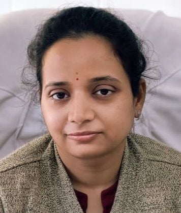 मेडिकल कॉलेज के नेत्र विभाग की ओपीडी में छात्र की आंखों की जांच करते डॉ. हेमंत यादव।  संवाद