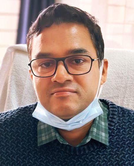 मेडिकल कॉलेज के नेत्र विभाग की ओपीडी में छात्र की आंखों की जांच करते डॉ. हेमंत यादव।  संवाद