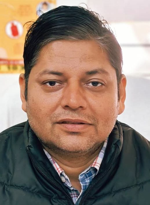 मेडिकल कॉलेज के नेत्र विभाग की ओपीडी में छात्र की आंखों की जांच करते डॉ. हेमंत यादव।  संवाद