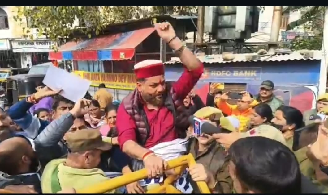 मांगों को लेकर मुख्यमंत्री आवास का घेराव करेन जाते डेलीवेजर। श्रोत संगठन मांगों को लेकर मुख्यमंत्री आवास का घेराव करेन जाते डेलीवेजर। श्रोत संगठन
