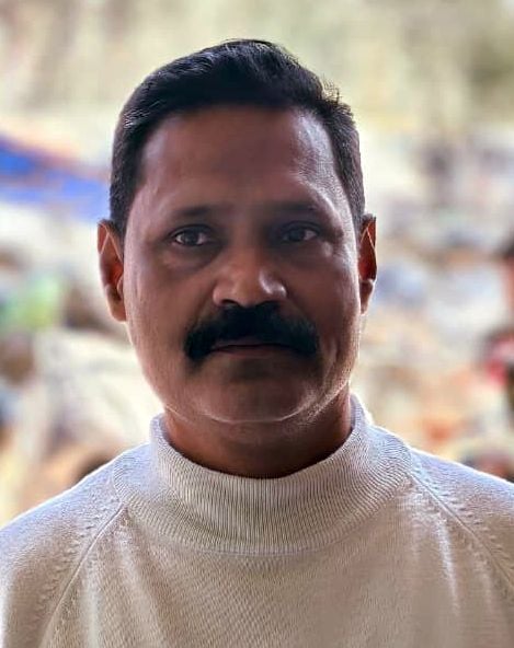 मंझनपुर पर ई-रिक्शा रोककर वसूली करता कर्मचरी। संवाद मंझनपुर पर ई-रिक्शा रोककर वसूली करता कर्मचरी। संवाद