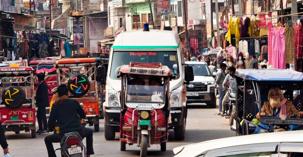 मंझनपुर पर ई-रिक्शा रोककर वसूली करता कर्मचरी। संवाद मंझनपुर पर ई-रिक्शा रोककर वसूली करता कर्मचरी। संवाद