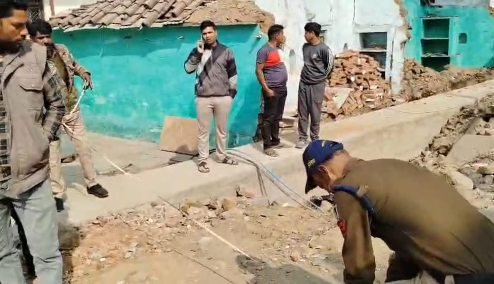 मौके पर मौजूद पुलिस तथा शहरी मौके पर मौजूद पुलिस तथा शहरी