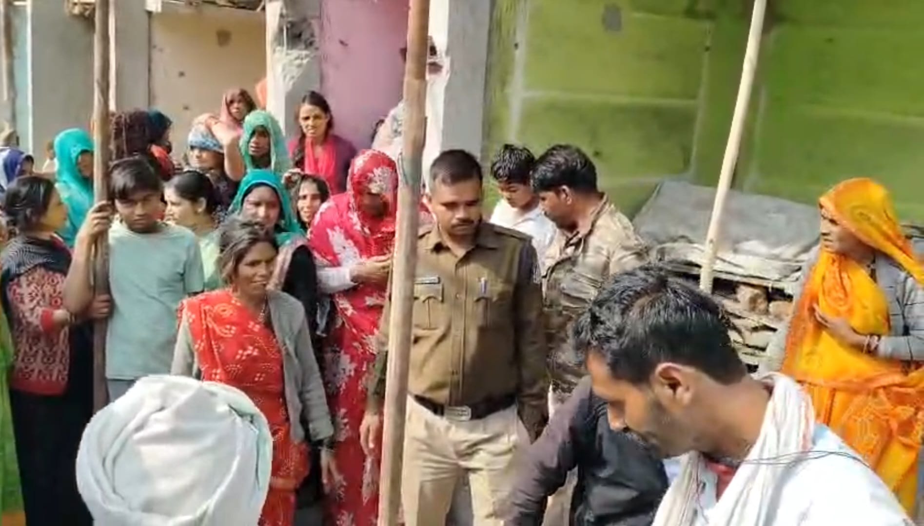 मौके पर मौजूद पुलिस तथा शहरी मौके पर मौजूद पुलिस तथा शहरी