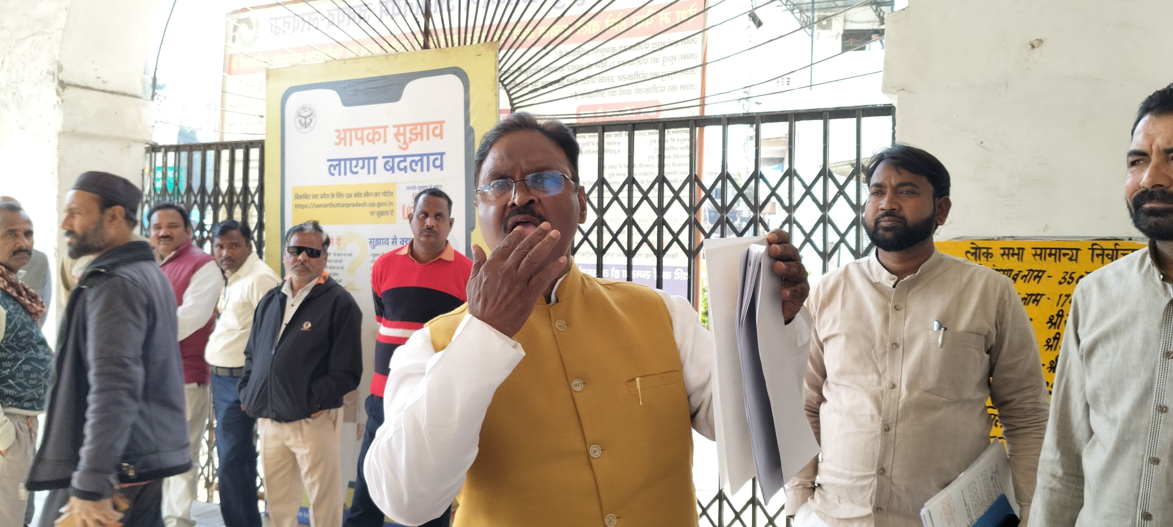 नगर निगम पहुंचे सुभासपा विधायक। नगर निगम पहुंचे सुभासपा विधायक।