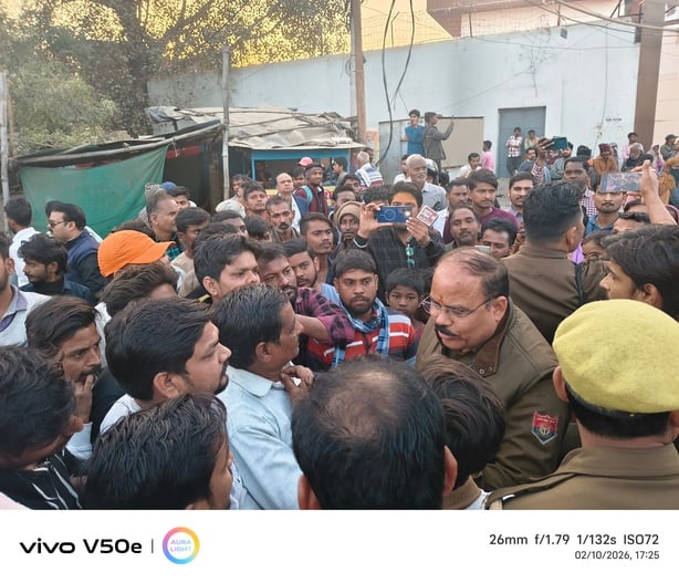 नैनी। नुकसान की भरवाई न होने से मिर्जापुर राजमार्ग पर चक्काजाम करते लोग। संवाद
