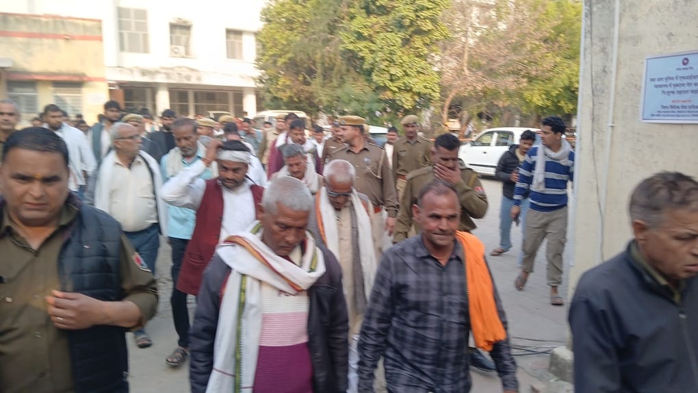 न्यायालय से सजा बूलने के बाद आरोपियों को जेल की बस तक ले जाते पुलिसकर्मी